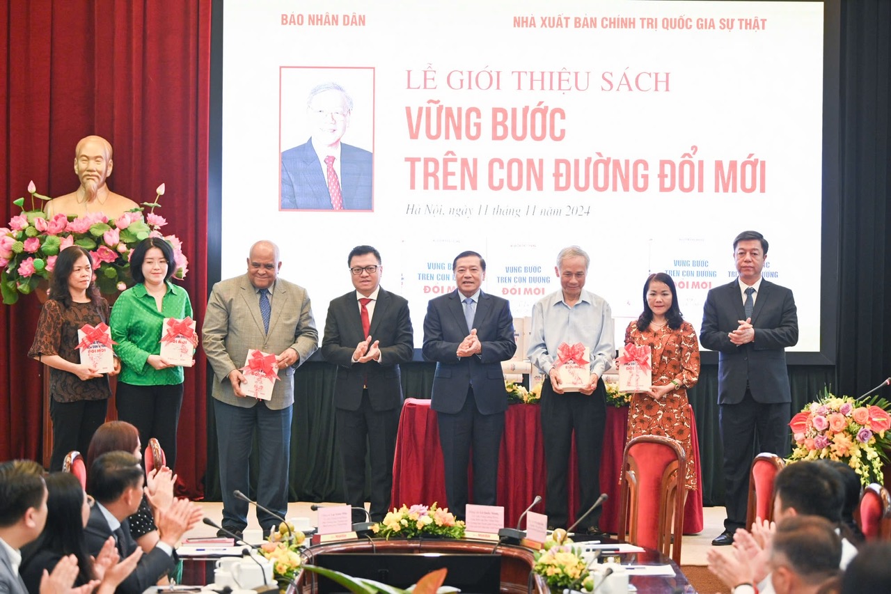 Các đồng chí Lãnh đạo Đảng, Nhà nước trao tặng sách “Vững bước trên con đường đổi mới (Tập 3 và Tập 4)” cho đại biểu tham dự Lễ giới thiệu sách