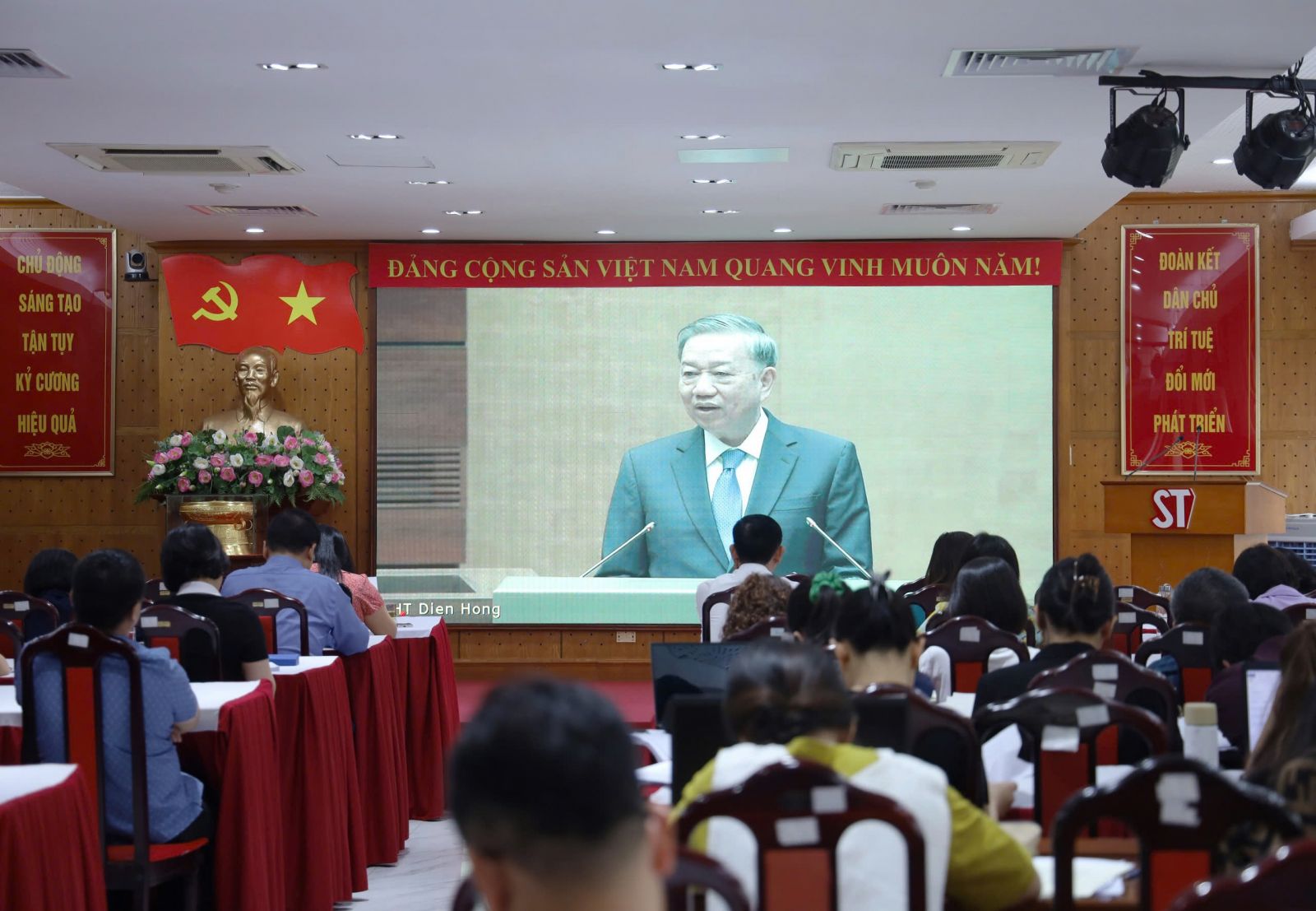 Các đại biểu dự Hội nghị tại điểm cầu Nhà xuất bản Chính trị quốc gia Sự thật.