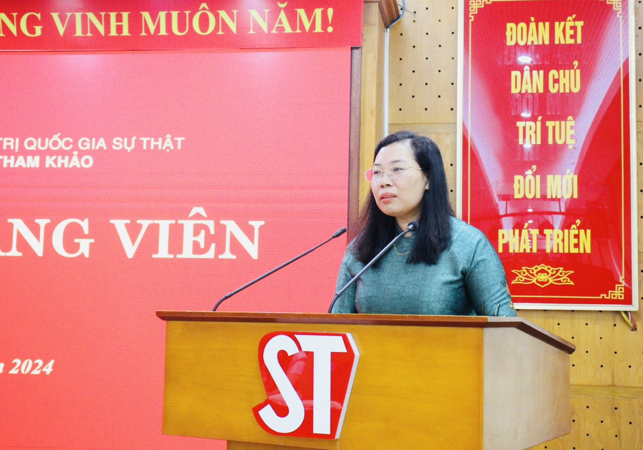Đồng chí Phạm Thị Thinh, Phó Bí thư Đảng ủy, Phó Giám đốc - Phó Tổng Biên tập Nhà xuất bản phát biểu tại buổi Lễ