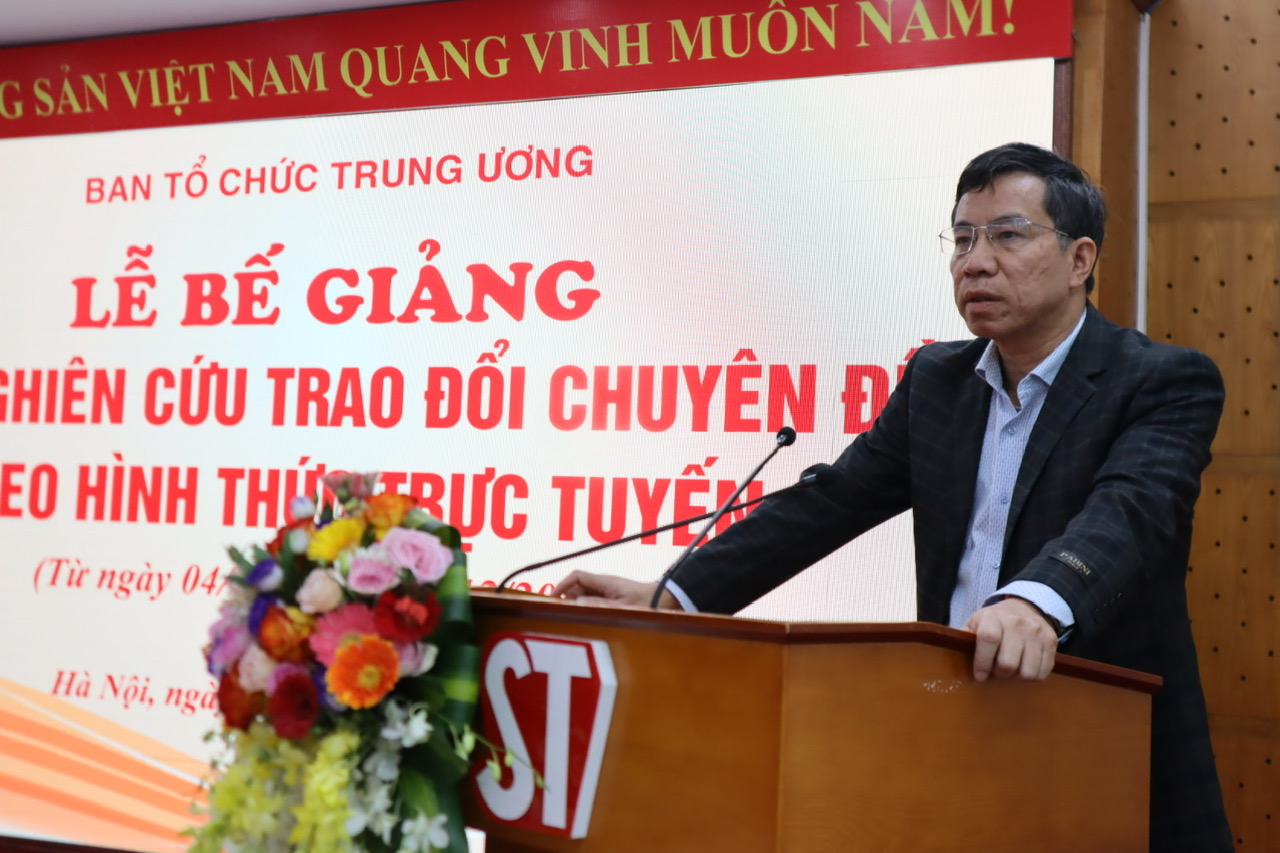 PGS.TS. Vũ Thanh Sơn, Cục trưởng Cục Đào tạo, bồi dưỡng cán bộ, Ban Tổ chức Trung ương phát biểu tại Lễ bế giảng.