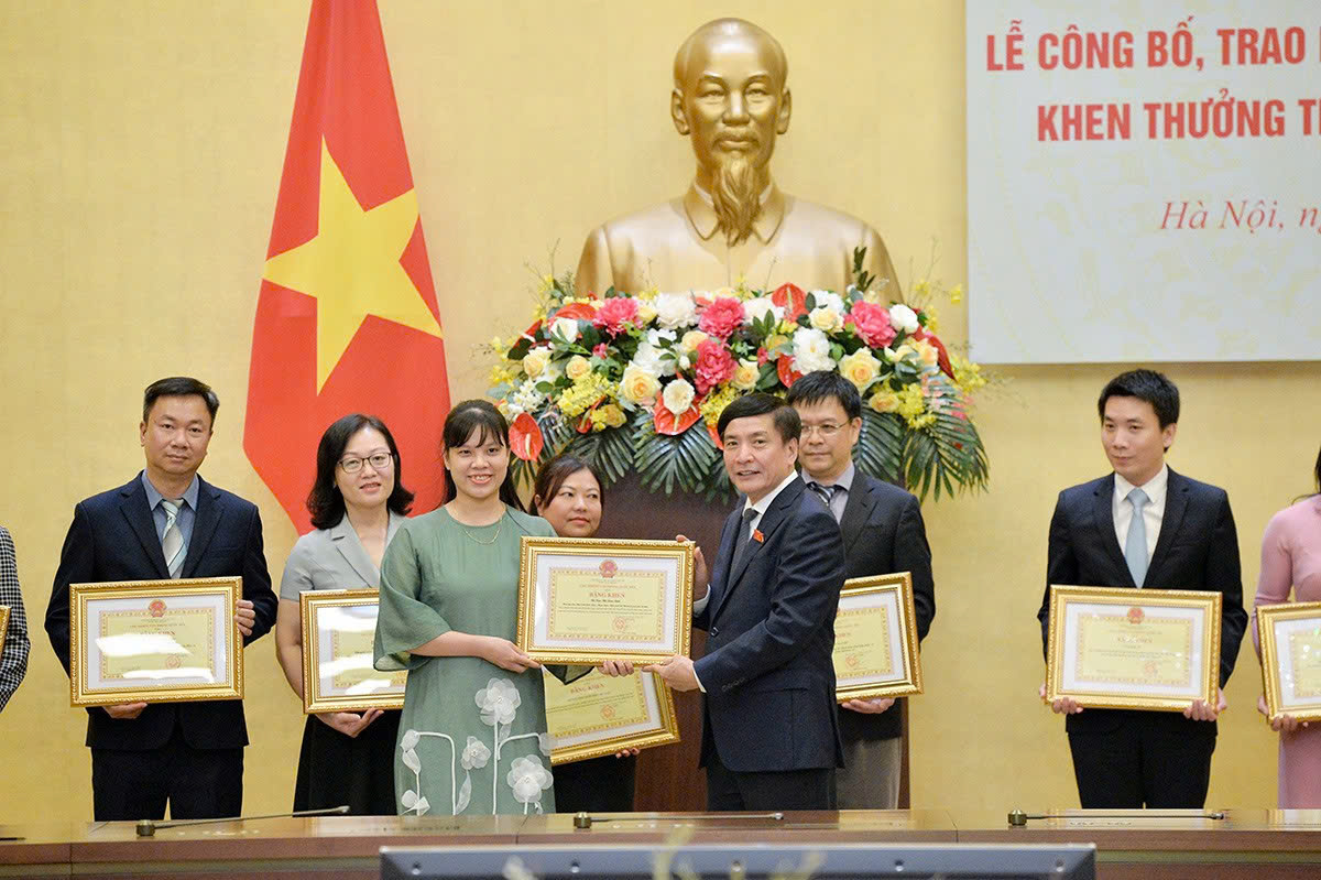 Đồng chí Bùi Văn Cường, Tổng Thư ký Quốc hội, Chủ nhiệm Văn phòng Quốc hội trao tặng Bằng khen cho đồng chí Cao Thị Lan Anh, biên tập viên Ban sách Giáo khoa - Tham khảo.