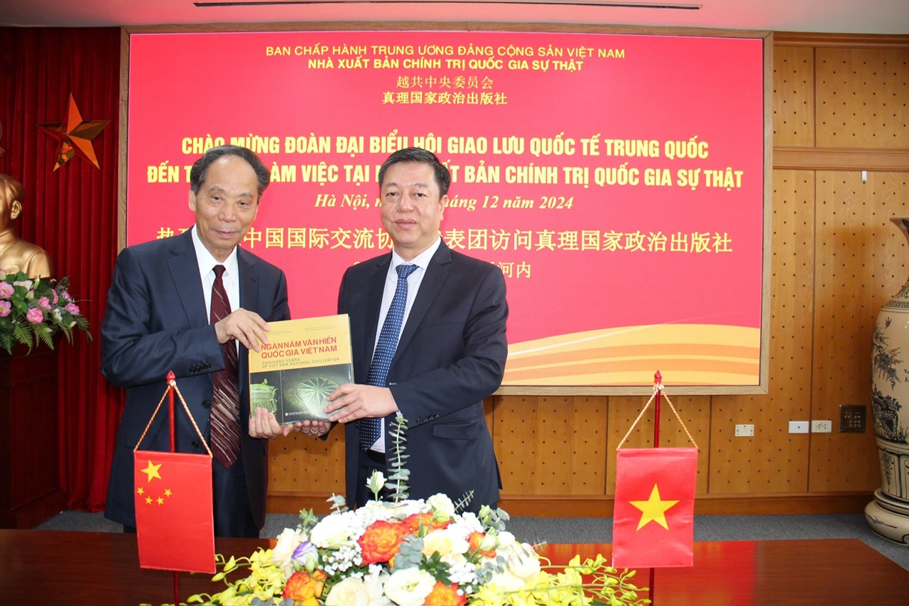 PGS.TS. Vũ Trọng Lâm, Giám đốc - Tổng Biên tập Nhà xuất bản Chính trị quốc gia Sự thật, Việt Nam trao tặng sách đồng chí Cát Bỉnh Hiên, Phó Ủy viên trưởng Ủy ban Thường vụ Đại hội Đại biểu Nhân dân toàn quốc Trung Quốc khóa XIII, Chủ tịch Hội Giao lưu quốc tế Trung Quốc.