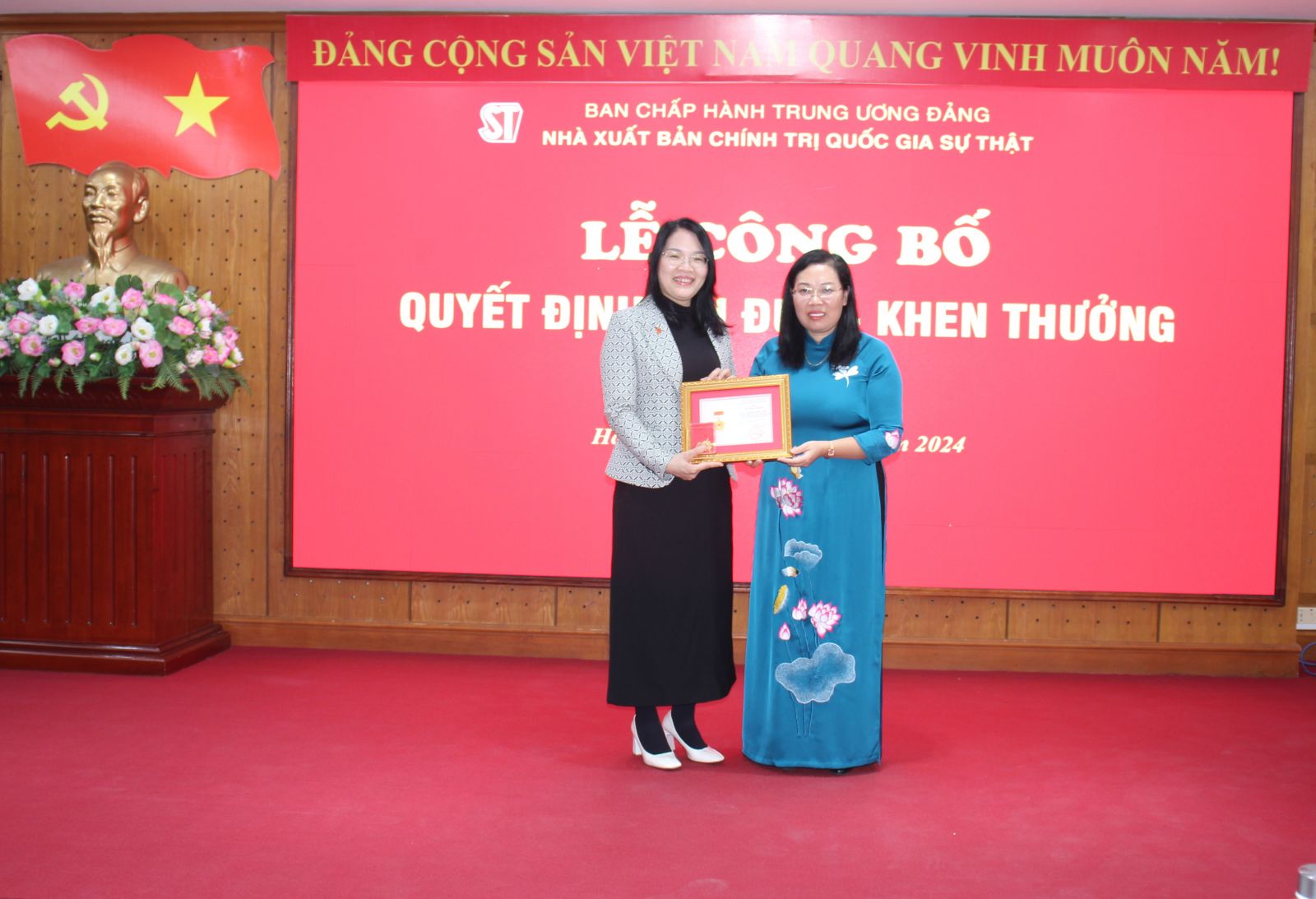 Đồng chí Phạm Thị Thinh, Phó Giám đốc - Phó Tổng Biên tập, Phó Bí thư Đảng ủy Nhà xuất bản trao tặng Kỷ niệm chương “Vì sự nghiệp Tuyên giáo” cho đồng chí Nguyễn Hoài Anh, Phó Giám đốc - Phó Tổng Biên tập Nhà xuất bản.