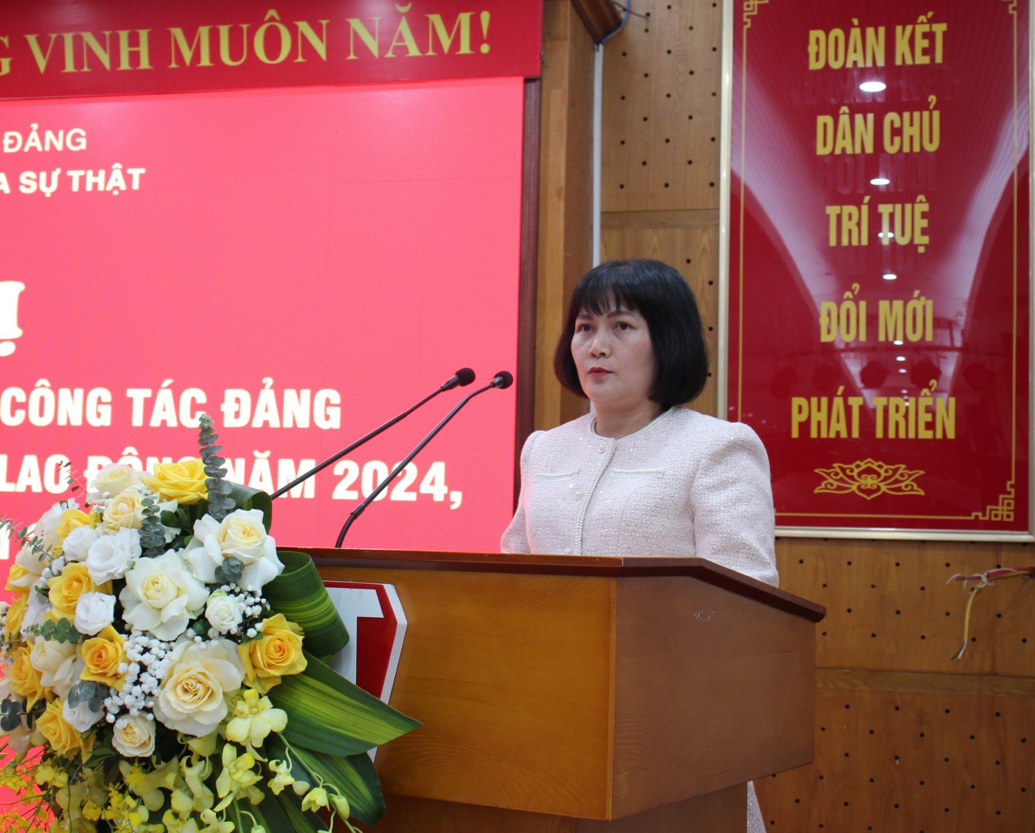 Đồng chí Trần Hà Trang, Phó Chủ tịch Công đoàn Nhà xuất bản trình bày tóm tắt Dự thảo cáo kết quả công tác thi đua của Nhà xuất bản năm 2024, phương hướng, nhiệm vụ năm 2025.