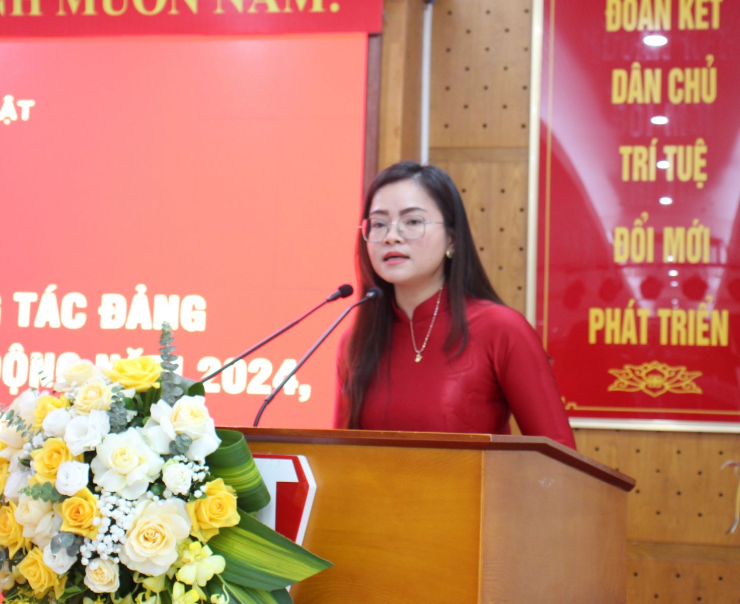 Đồng chí Nguyễn Thị Trang, Phó Trưởng Ban sách Kinh điển - Lý luận trình bày tham luận tại Hội nghị.