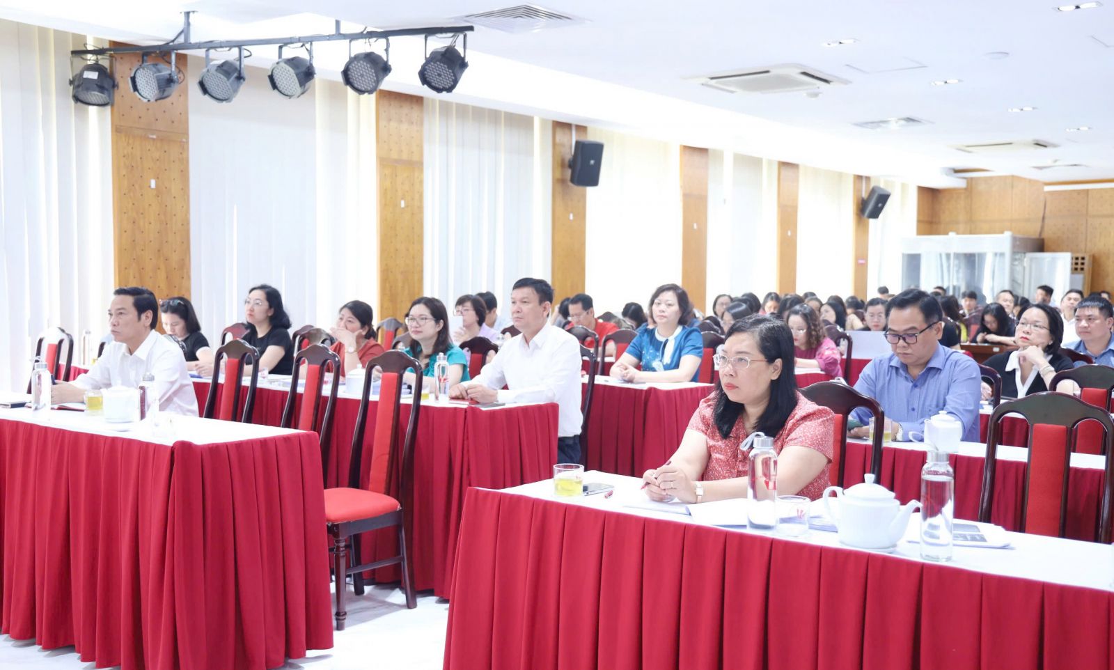 Các đại biểu dự Hội nghị tại điểm cầu Nhà xuất bản Chính trị quốc gia Sự thật.
