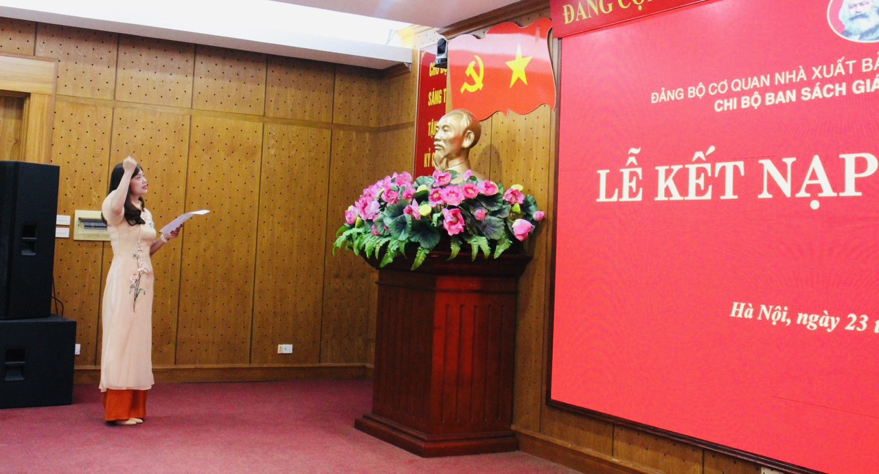 Dưới cờ Tổ quốc và chân dung Chủ tịch Hồ Chí Minh, cùng sự chứng kiến của các đại biểu và Chi bộ, các đồng chí đảng viên mới đã đọc lời tuyên thệ của người đảng viên Đảng Cộng sản Việt Nam