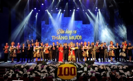 3. Chương trình nghệ thuật Bản hùng ca Tháng  Mười. Ảnh DUY LINH