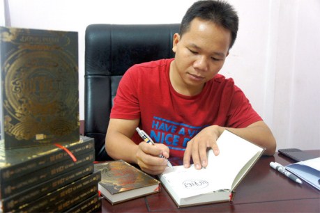 3. Tác giả Dũng Phan ký tặng cho bạn đọc.