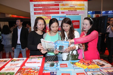 3.Bạn đọc tham quan ấn phẩm Tạp chí Nhịp cầu Tri thức được trưng bày tại gian Khối báo chí các ban Đảng Trung ương.