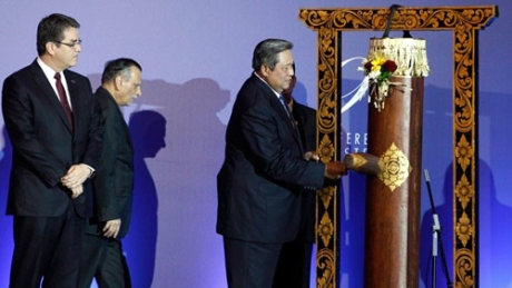 4.Tổng thống Indonesia Susilo Bambang Yudhoyono đánh cồng khai mạc Hội nghị bộ trưởng WTO lần thứ 9. Ảnh Reuters