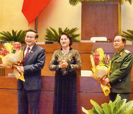 6.4.2016 Lan Chủ tịch QH tặng hoa Phó CTQH