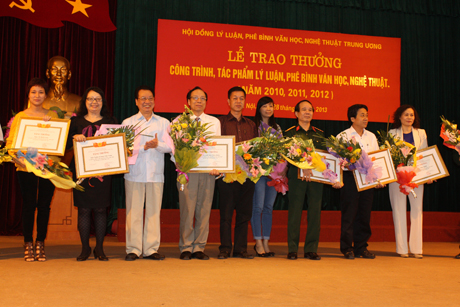 Dai dien NXB Chinh tri quoc gia nhan thuong