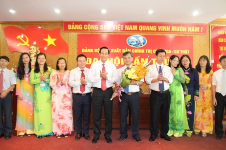 Dc Dao Ngoc Dung Bi thu Dang Uy Khoi tang hoa chuc mung BCH Dang uy Khoa moi - VII