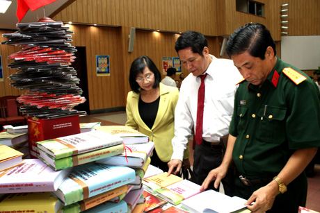 Dong chi TBT gioi thieu cac an pham