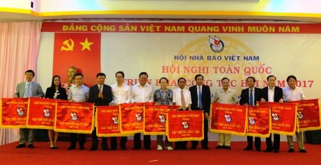 Hội Nhà báo Việt Nam tặng Cờ thi đua xuất sắc cho 12 tập thể