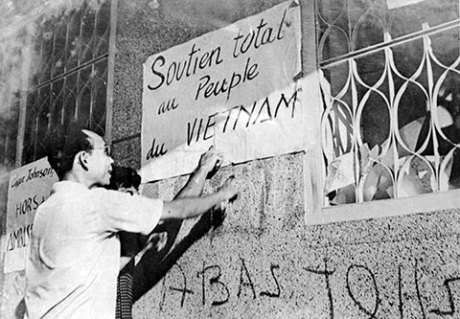 Nhân dân Campuchia viết khẩu hiệu phản đối đế quốc Mỹ xâm lược Việt Nam tháng 8-1964 1