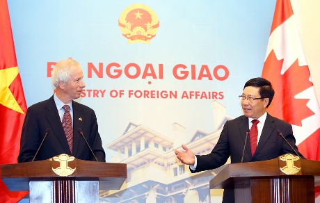 Pho Thu tuong Pham Binh Minh va Bo truong Ngoai giao Canada Stephane Dion - Anh- VGP Hai Minh