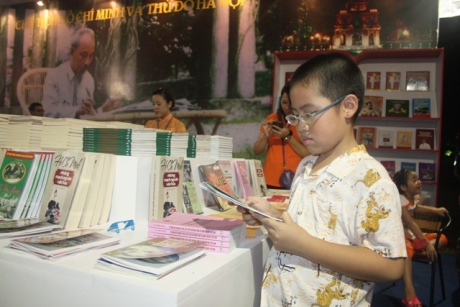 Say mê đọc sách. Ảnh Giao Linh