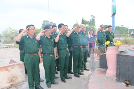 Thắp hương tưởng niệm tại Đài tưởng niệm Trung đội Mai Quốc Ca - cầu Quảng Trị