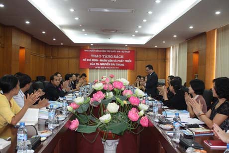 Trao tang sach HCM1