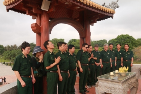 Viếng các anh hùng liệt sỹ tại nghĩa trang Thành Cổ Quảng  Trị 1