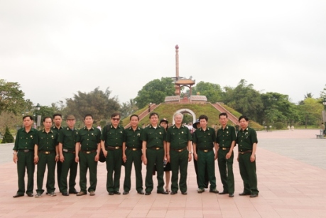 Viếng các anh hùng liệt sỹ tại nghĩa trang Thành Cổ Quảng  Trị 3