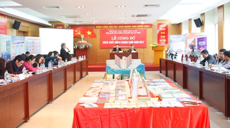anh1. Toan canh Le cong bo sach