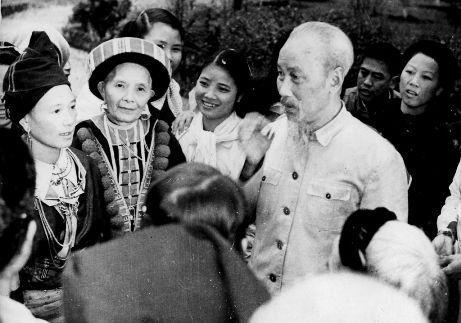chu tịch Hồ Chí Minh với đại biểu phụ nữ các dân tộc dự Đại hội Phụ nữ toàn quốc lần thứ III ngày 12-3-1961