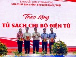 Trao tặng sách và Tủ sách chi bộ điện tử cho một số đơn vị tỉnh Lào Cai