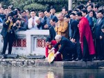 Tổng Bí thư, Chủ tịch nước cùng kiều bào thả cá chép tại Hồ Gươm