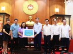 Nhà xuất bản Chính trị quốc gia Sự thật trao tiền ủng hộ đồng bào bị thiệt hại do bão số 10