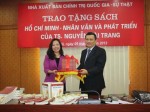 Trao tặng sách Hồ Chí Minh - Nhân văn và Phát triển