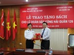 Trao tặng sách cho Lữ đoàn Đặc công Hải quân 126