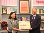 Trao tặng sách về Chủ tịch Hồ Chí Minh và các ấn phẩm thông tin đối ngoại cho các cơ quan đại diện Việt Nam tại Pháp